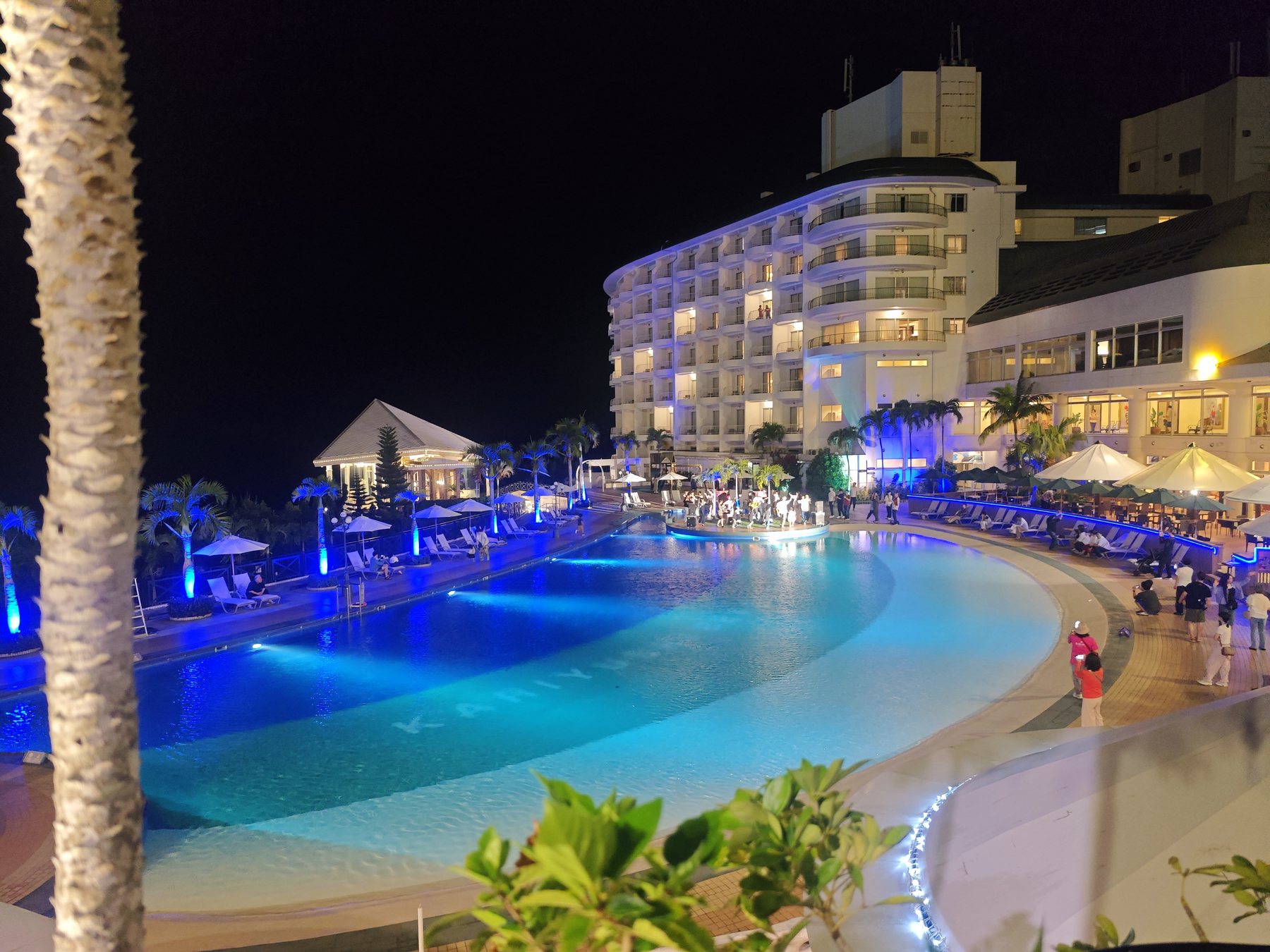 有著泳池的美麗飯店夜晚
